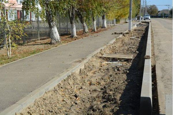 Работы по обустройству тротуаров в самом разгаре Работы по обустройству тротуаров в самом разгаре