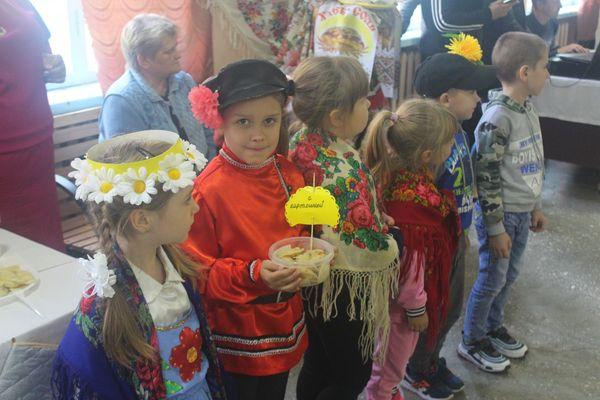 Школьники угощали варениками Школьники угощали варениками