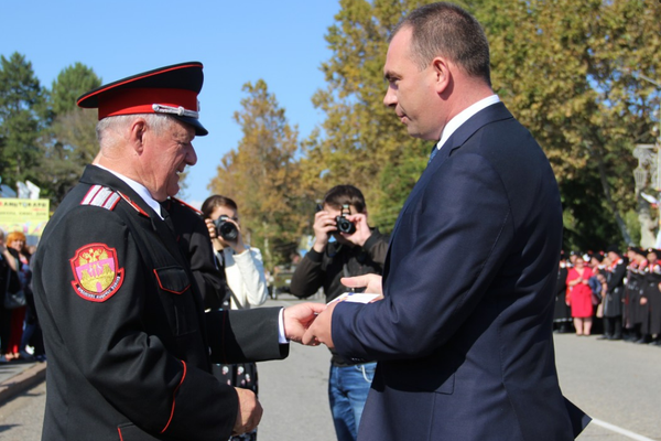 Юрий Клесов наградил почетных станичников