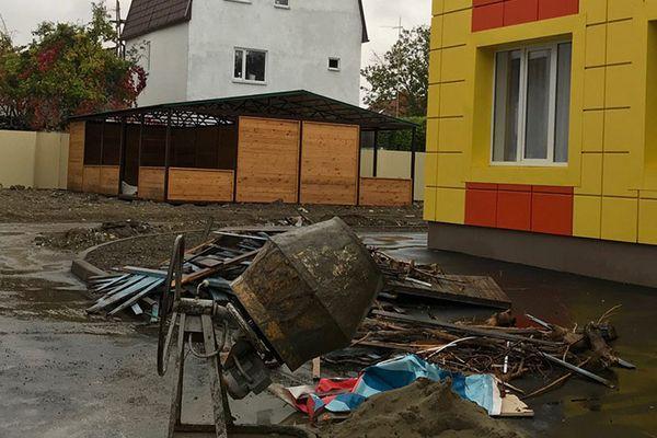 Пока территория садика выглядит неухоженной