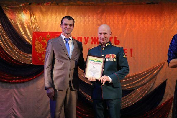 Награждение военнослужащего в Тихорецке