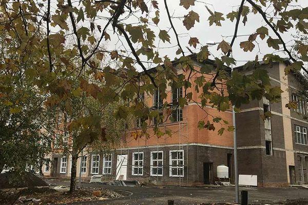 Новая школа должна была открыться еще в августе 2019