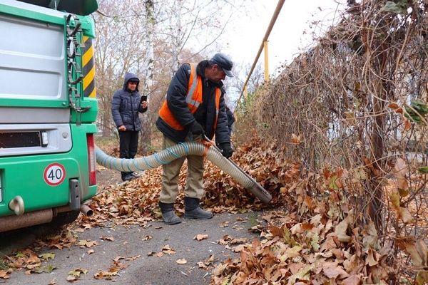 Уборка листвы вакуумным инструментом машины МК 2000
