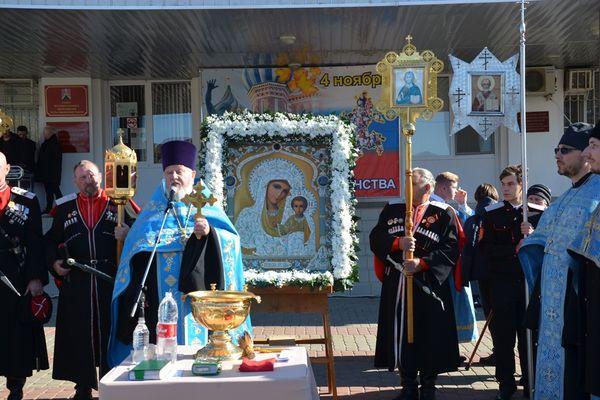 Александр Черных поздравляет устьлабинцев с праздником