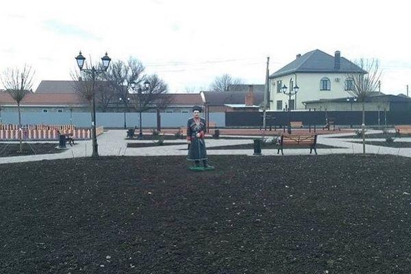 Скульптура "Казак" в сквере Усть-Лабинска