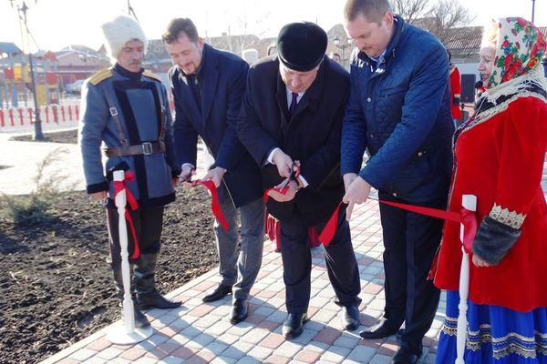 Перерезание ленточки в новом сквере Усть-Лабинска