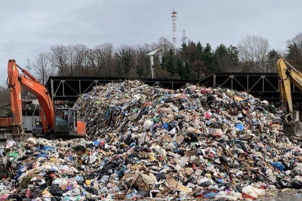 На перевалочной площадке скопились огромные горы мусора