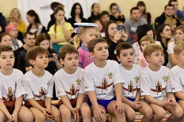 Дети с интересом слушали известного наставника Дети с интересом слушали известного наставника