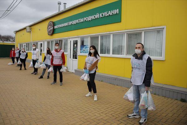 Волонтеры у магазина "Моя станица" Волонтеры у магазина "Моя станица"