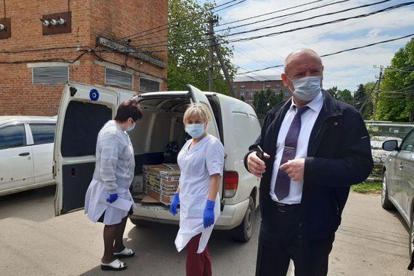 Эдуард Емцев принимает помощь Eduard-Emcev-prinimaet-pomosch.jpg