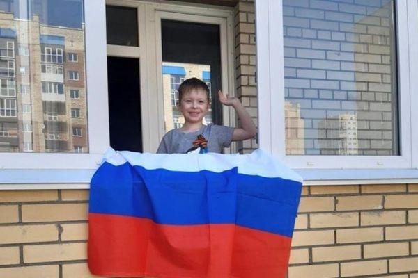 Россияне украшают дома триколором