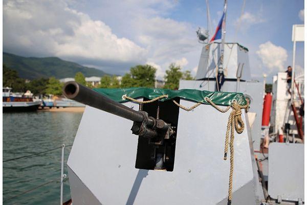 На катере установлены оригинальные орудия На катере установлены оригинальные орудия