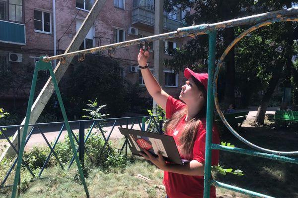 Активисты тщательно осмотрели детские и спортивные площадки Активисты тщательно осмотрели детские и спортивные площадки
