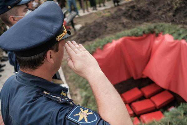 Военных захоронили со всеми почестями Военных захоронили со всеми почестями