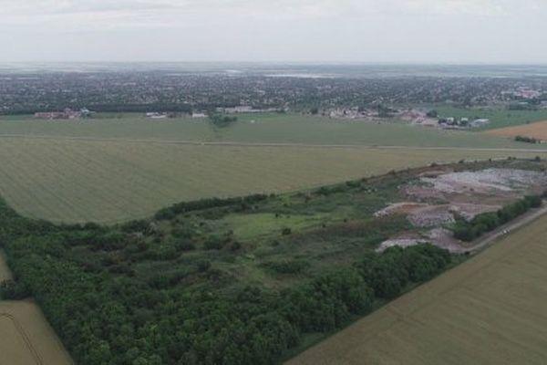 Свалка расположена очень близко к жилой зоне