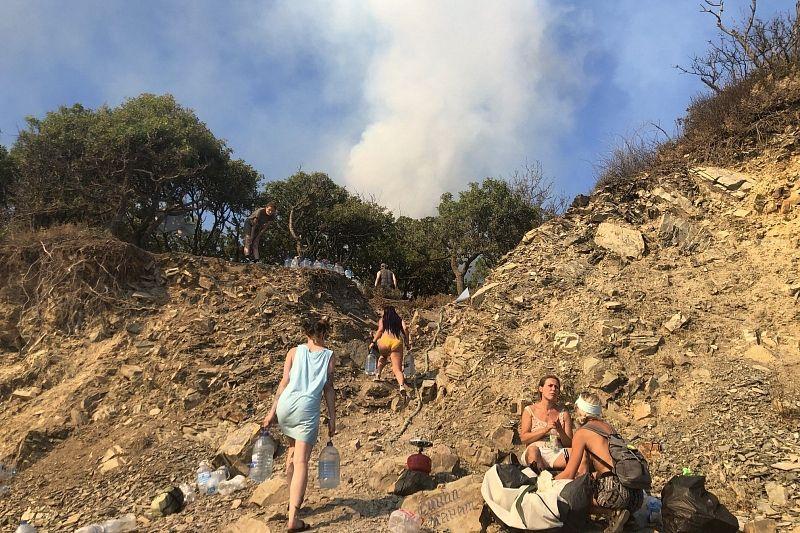 Горит Утриш: пожар в реликтовом лесу под Анапой продолжается вторые сутки