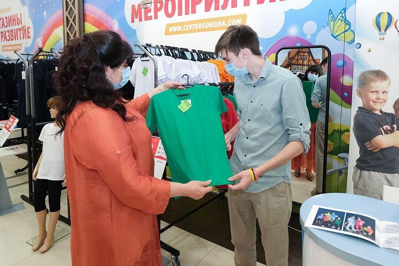 В Краснодаре кубанские швейные предприятия представили новые модели школьной, спортивной и казачьей формы