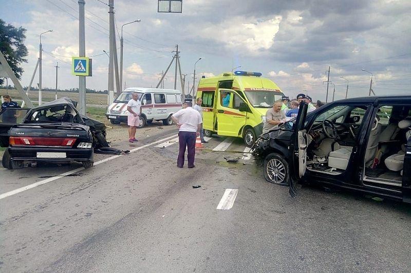 В Краснодарском крае в ДТП погибли 2 человека, еще шестеро – в больнице
