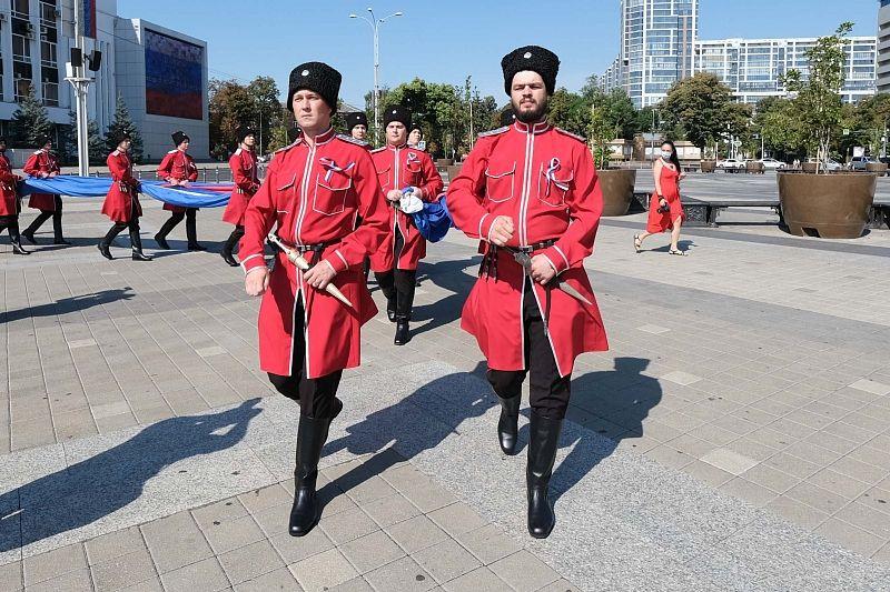 В Краснодаре состоялась торжественная церемония поднятия флага России