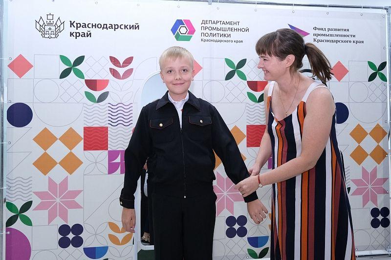 В Краснодаре кубанские швейные предприятия представили новые модели школьной, спортивной и казачьей формы