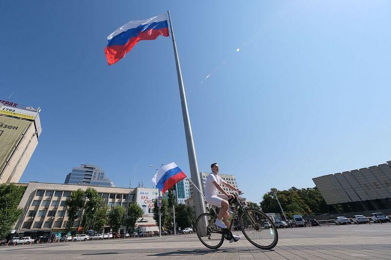 В Краснодаре состоялась торжественная церемония поднятия флага России