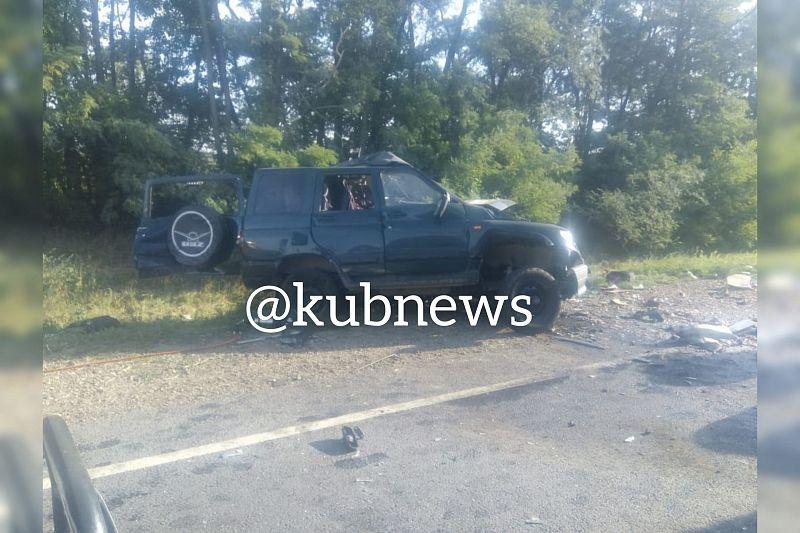 В Краснодарском крае в ДТП с фурой погибли мужчина и 5-летний мальчик. Женщина и 3 детей госпитализированы
