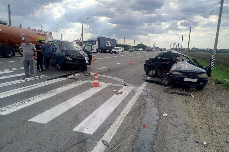 В Краснодарском крае в ДТП погибли 2 человека, еще шестеро – в больнице