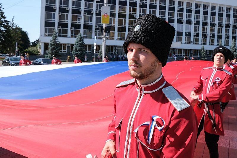 В Краснодаре состоялась торжественная церемония поднятия флага России