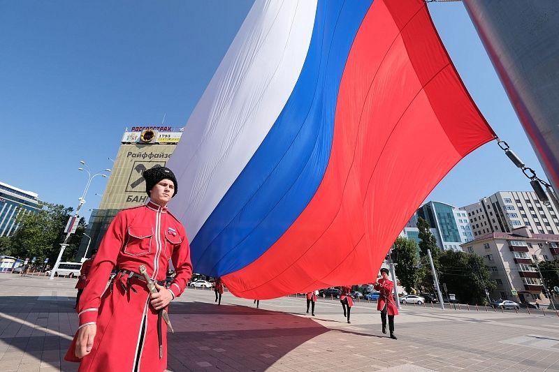 В Краснодаре состоялась торжественная церемония поднятия флага России