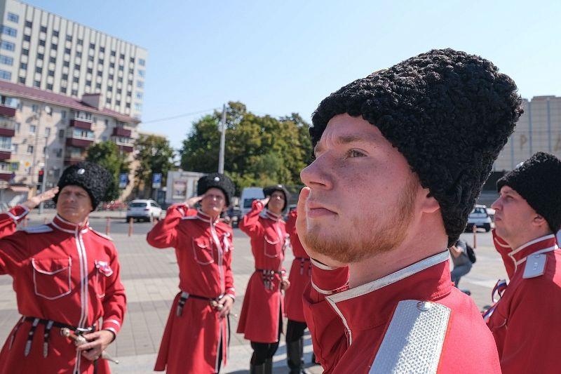 В Краснодаре состоялась торжественная церемония поднятия флага России