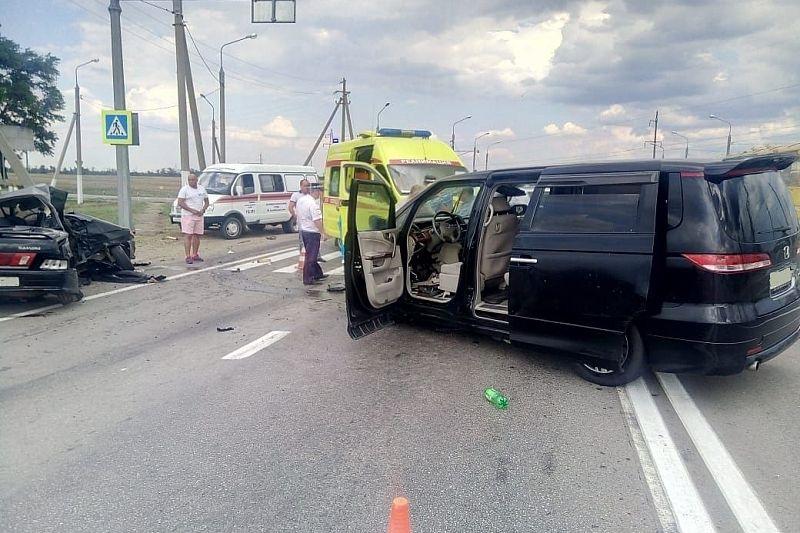 В Краснодарском крае в ДТП погибли 2 человека, еще шестеро – в больнице