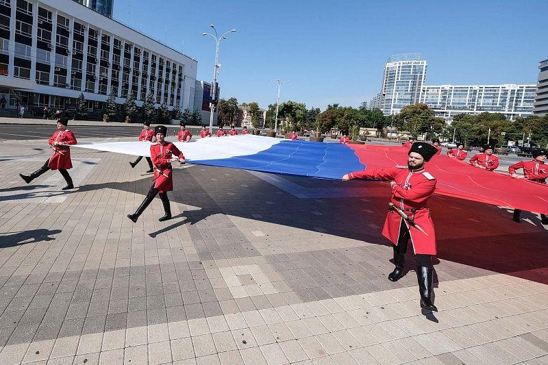 В Краснодаре состоялась торжественная церемония поднятия флага России