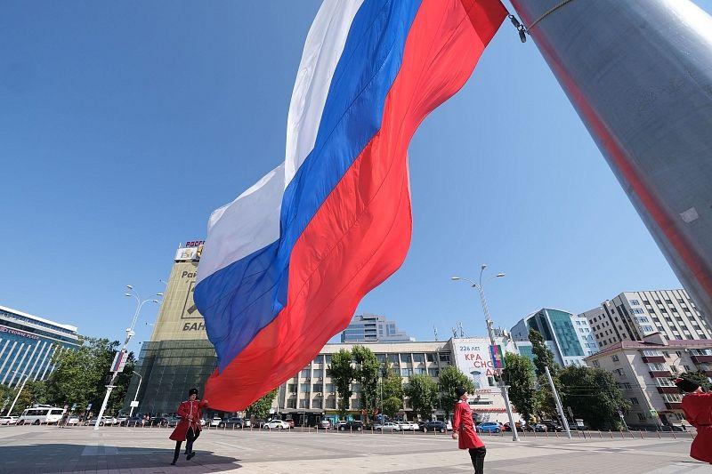 В Краснодаре состоялась торжественная церемония поднятия флага России