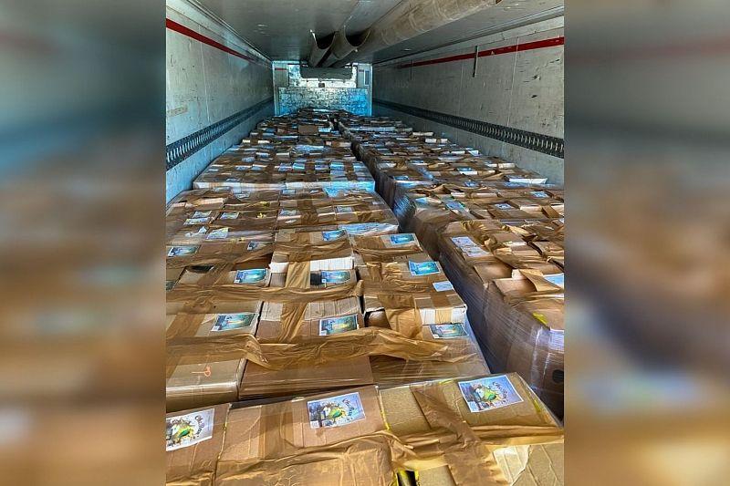 На Крымском мосту задержали грузовик с 19 тыс. литров нелегального пива и сидра