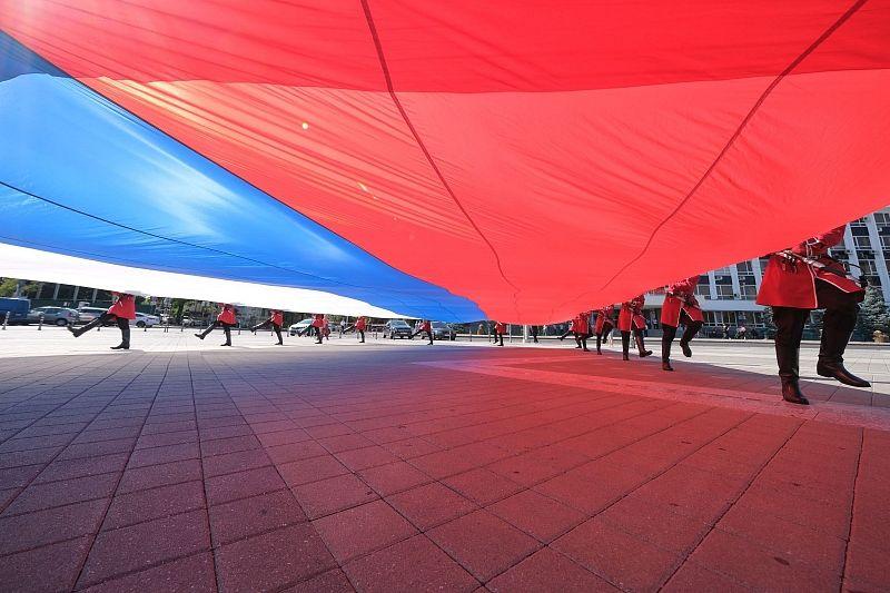 В Краснодаре состоялась торжественная церемония поднятия флага России