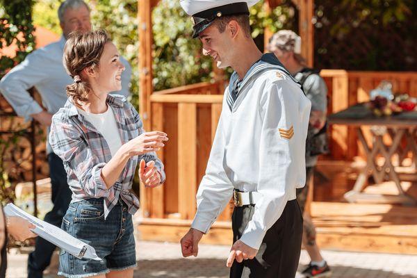 В центре картины - пара молодых людей