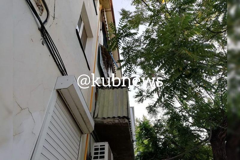 Появились фото с места обрушения балкона в Краснодарском крае, где пострадали два человека