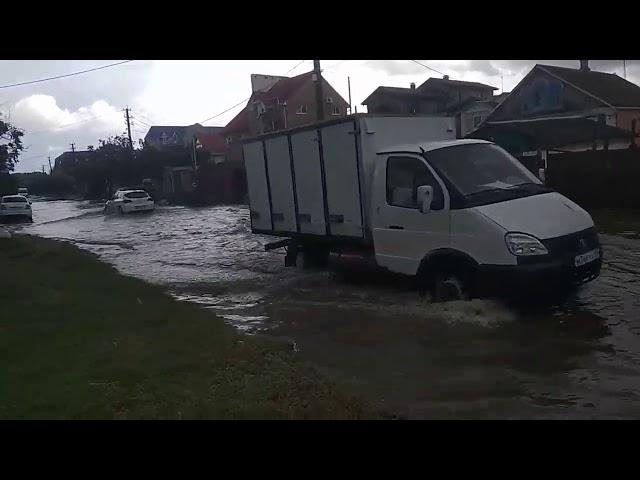 Дождь в Анапе, улица Северная.