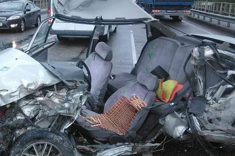 Страшное ДТП под Новороссийском: водитель легковушки на скорости столкнулась с грузовиком