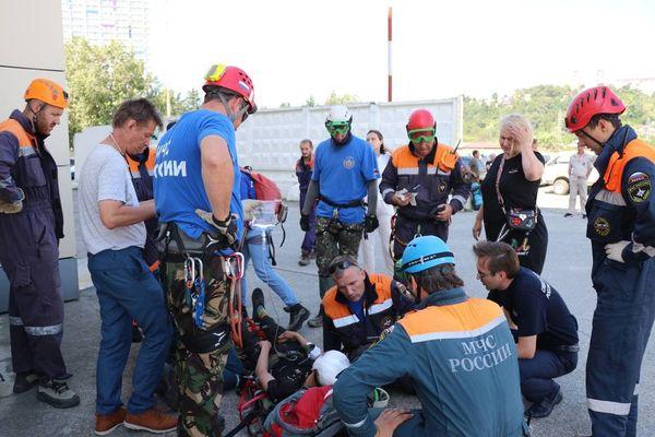 Врачи оказали пострадавшим первую помощь Врачи оказали пострадавшим первую помощь
