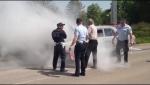 На Кубани автоинспекторы помогли водителю ликвидировать возгорание автомобиля - https://xn--90adear.xn--p1ai/r/23/