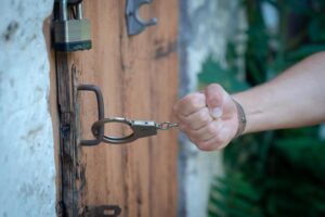 На Кубани полиция установила личность подростка, который едва не убил женщину на остановке