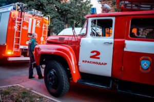 В Краснодаре тушат крупный пожар в гостинице и ресторане