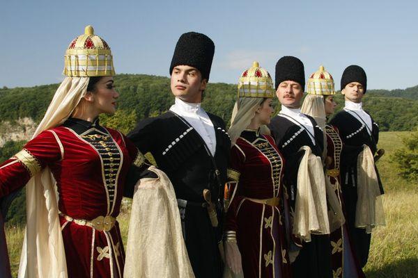 Адыгейский народ в национальных костюмах