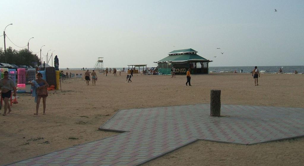 Центральный пляж станицы Голубицкой