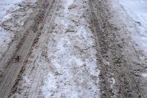 Движение автомобилей полностью перекрыто на трассе под Сочи из-за камнепада