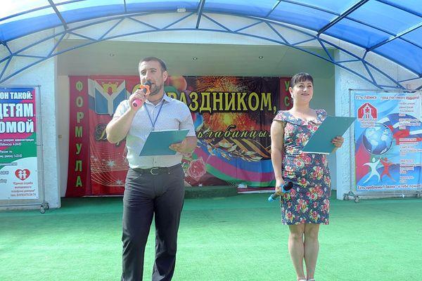 Ведущие усть-лабинского Дома Культуры на сцене в городском Парке Ведущие усть-лабинского Дома Культуры на сцене в городском Парке