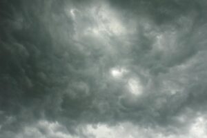 Сочинцев предупредили об урагане, грозе и осадках