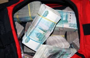 Двое приезжих в Краснодаре похитили 15 млн из машины на парковке торгового центра