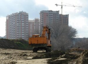 В Анапе собственники магазина и столовой за свой счет сносят незаконные постройки